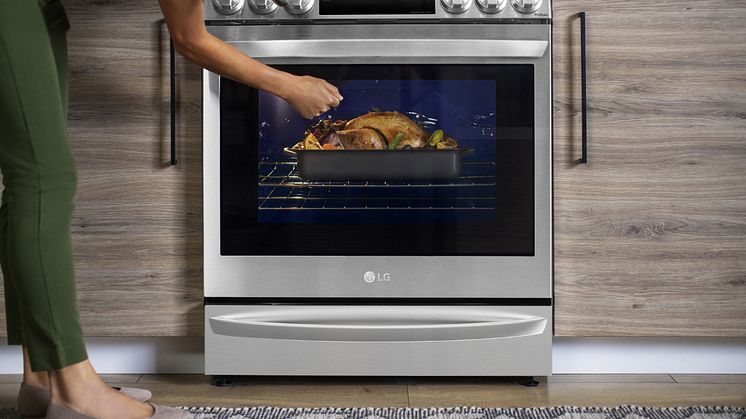 LG Air Sous Vide InstaView_Lifestyle 01.jpg