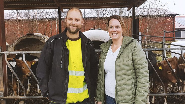 Gustav Gärskog och Emma Persson driver Häradsköps gård. Foto: Alija Bucuk, Vaggeryds kommun. 