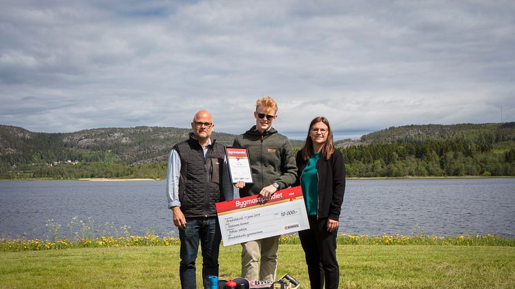 På bilden: Magnus Häggström (platschef Bygma Örnsköldsvik), Tobias Sehlin och Marie Edin (rektor Örnsköldsviks gymnasium). Foto: Carola Harnesk