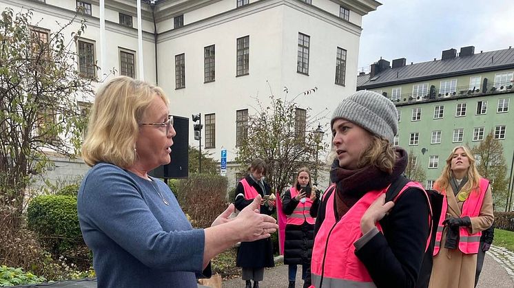 Svenonius (M) om demonstranternas krav: ”Positivt med ett stort engagemang för förlossningsvården”