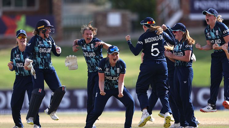 The England Women's U19 team celebrate. Photo: Getty Images