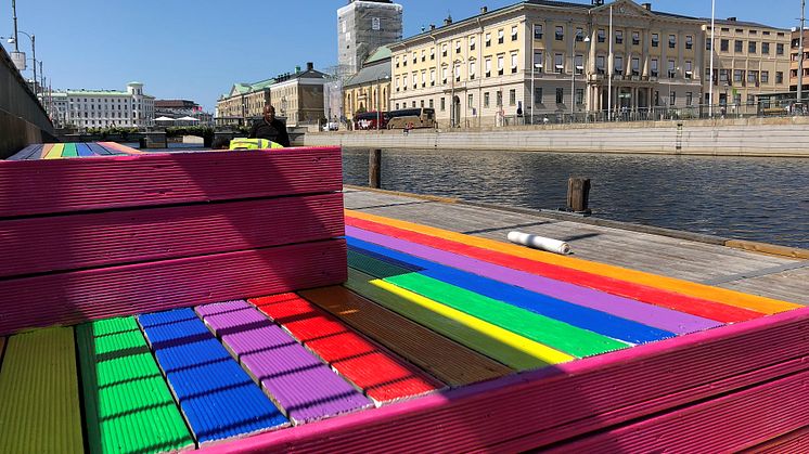 Flytbryggan nedanför Lejontrappan är målad i Prideflaggans färger.