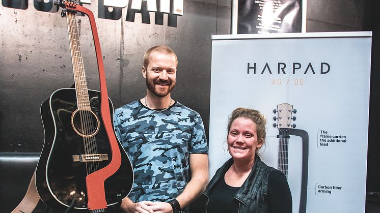 Ljungskileborna Josefin och Samuel Fredén står bakom gitarrtillbehöret Harpad. 