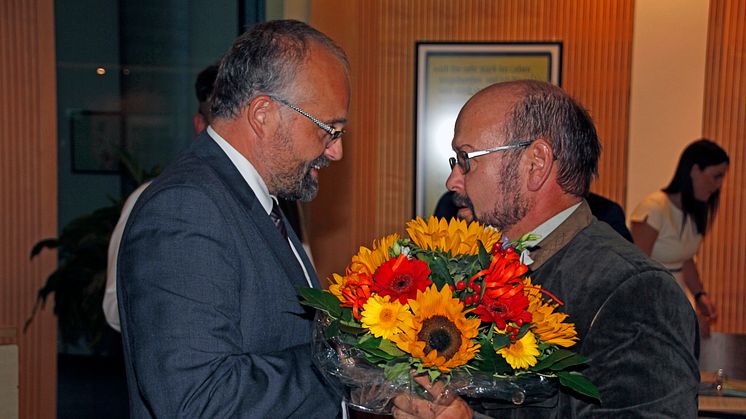 Landrat Daniel Kurth (l.) gratuliert Holger Lampe zur Wahl. Foto: Pressestelle LK Barnim/Oliver Köhler