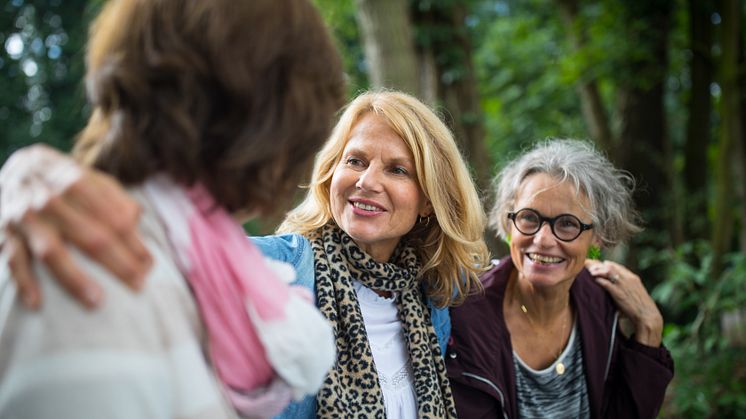 Frauen in den Wechseljahren stehen mit beiden Beinen im Leben und gehen heute selbstbewusster mit dem Thema um. / Bild: iStock 1007231682