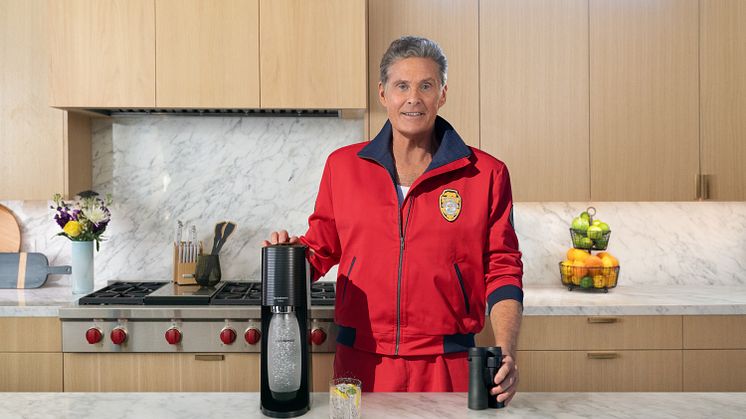 För att uppmärksamma Earth Day 2022, stärker SodaStream sitt engagemang ytterligare för att minska användningen av engångsplast och använder David Hasselhoff som brand ambassador