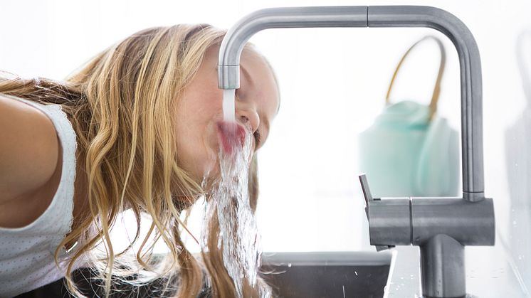 BW_girl drinking from tap