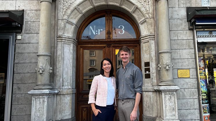 Katarina Fu och Niclas Söör utanför DOSPACE Stortorget i Linköping