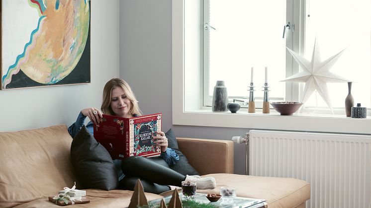 Ingebjørg Bratland står bak juleantologien Klokkene kallar. Boken er i ferd med å klatre til topps på bestselgerlisten over juleantologier. Dette er en hygge- og høytlesningsbok for hele familien. Foto: Astrid Waller