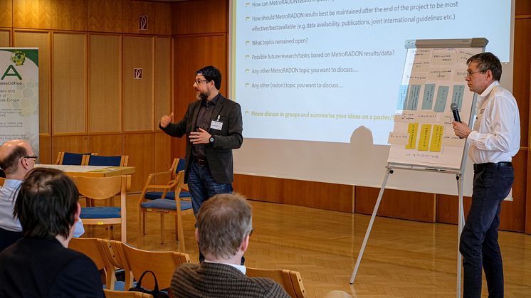 Jose Luis Gutierrez Villanueva och Tryggve Rönnqvist är två av Radonovas medarbetare med doktorsexamen. Här föreläser de på europeiska radonveckan i Wien 2020.   