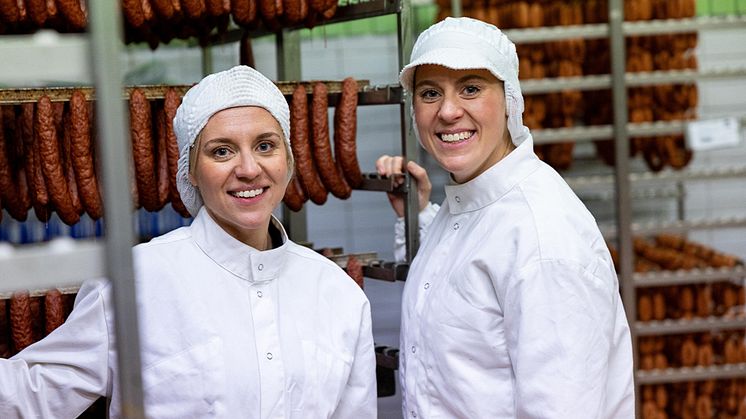 Systrarna Lisa Andersson och Stina Selander driver familjeföretaget Ello i Lammhult, som startades av deras farfar L-O Andersson. Charkuteriföretaget ursprungsmärker med Kött från Sverige. Fotograf: Julia Rindhagen.