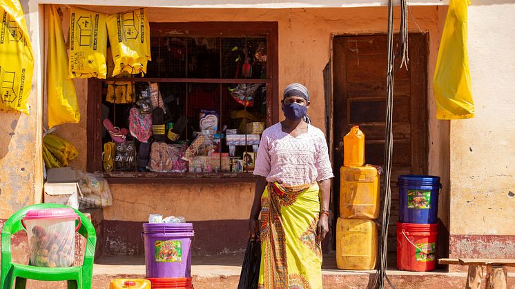 Bonden Jamia Salimo i Moçambique har precis handlat tvål, salt och matolja. Foto: Edson Artur.