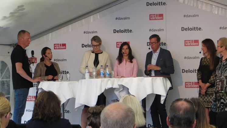 I panelen från vänster Erik Wahlin, Maria Brithon-Brink, Lina Axelsson Kihlblom, Aida Hadzialic, Marcus Strömberg, Petra Bendelin och Eva Åkesson