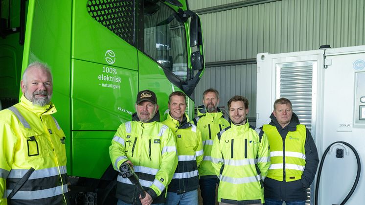 En fornøyd gjeng som har samarbeidet godt om å få etablert en tungbillader i Lillestrøm: Arne W. Amundsen og Eirik Dankertsen fra Bring, Jannik Stanger fra Nordic Booster, Frank Sagvik og Olav Haga fra Akershus Energi og Øivind Giil fra Bring