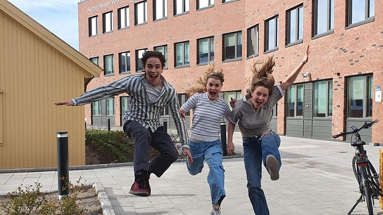 Årets konferansierer gleder seg til å stå på Karpedammen scene 17. mai! Fra venstre: Leo Moreno Christiansen, Andrea Westby Hanæs og Eira Helland Bay. Foto: Marita Hesjedal