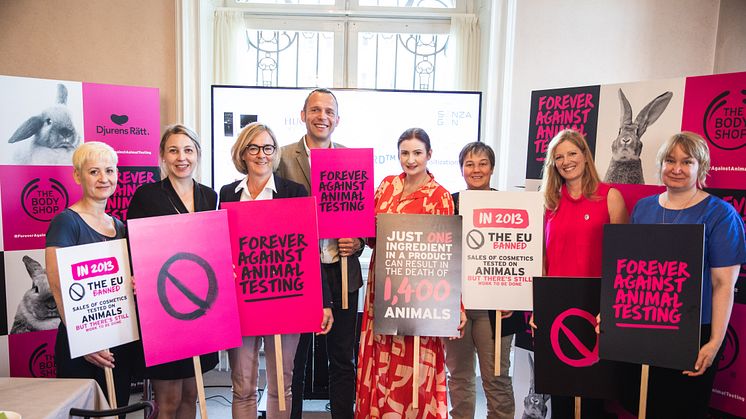 Kerry Postlewhite, Camilla Björkbom, Anki Malmborg Hager, Jens Holm (V), Birgitta Ohlsson (L), Emma Nohrén (MP), Jessie Macneil-Brown och Elin Lundgren (S).