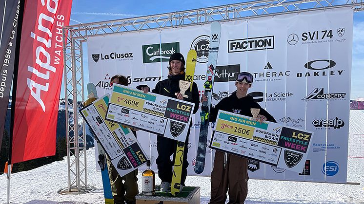 Axel Burmansson tar brons i big air i franska La Clusaz. Foto: SSF