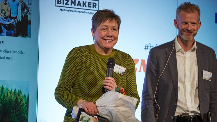 Eva Magnusson, Skogens Sköna Gröna från Ånge, tackas av för sin medverkan i Forest Business Accelerator. Magnus Viström på SCA gratulerar.