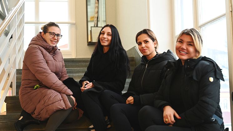 Fr. v. Ilda Bajrami, Cassandra Ramadanovic, Latife El-Zein och Senada Rustemi. Fyra medarbetare inom LSS-vården som snart kan titulera sig som stödassistenter.