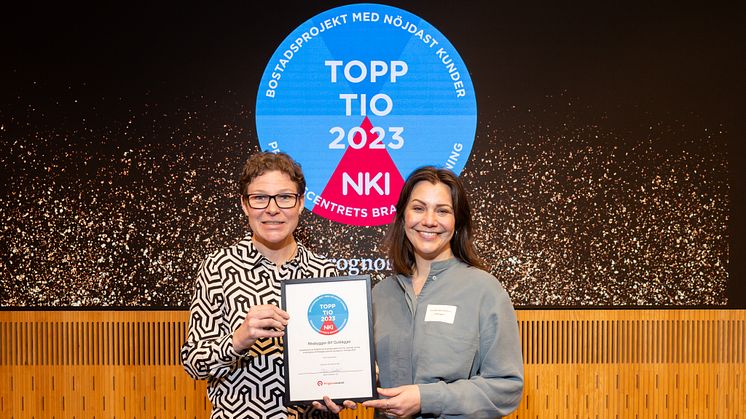 Från vänster för Brf Guldäpplet: Charlotte Berndtsdotter, kundrelationsansvarig och Cecilia Hallberg, boende- och garantiansvarig. Fotograf David Lagerlöf.