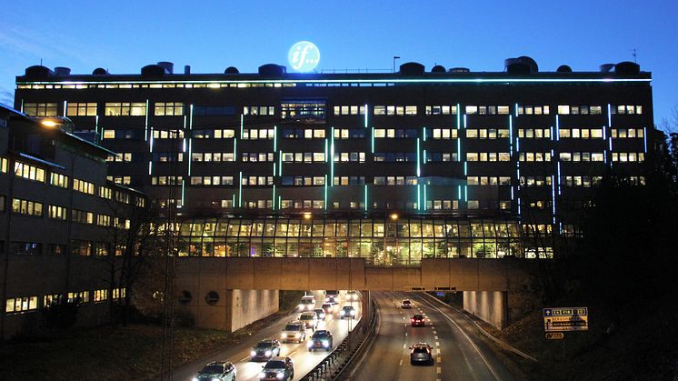 Klätterteknik monterar spektakulärt ljuskoncept på If-huset i Solna