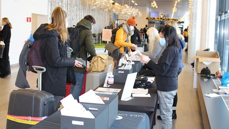 Vårterminens välkomnande av internationella studenter på Umeå flygplats genomfördes med omfattande åtgärder för att minimera risken för smittspridning. FOTO: Jessica Bergström Grahn (Bilden är ej avsedd för publicering)