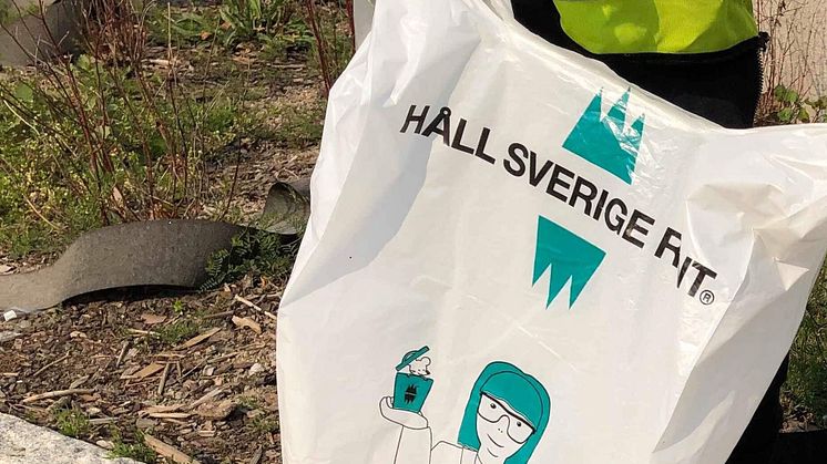Förskolan i Hedvigslund plockar skräp. Foto: Marie Hörnell
