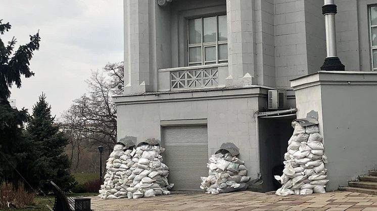 Sandsäckar skyddar stenskulpturer vid fasaden på Nationalmuseet för Ukrainas historia i Kiev. Foto: Nationalmuseet för Ukrainas historia.