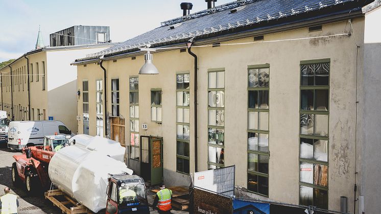 Stockholms nya hantverksbryggeri växer fram – Bryggmästare, personal och öltankar på plats