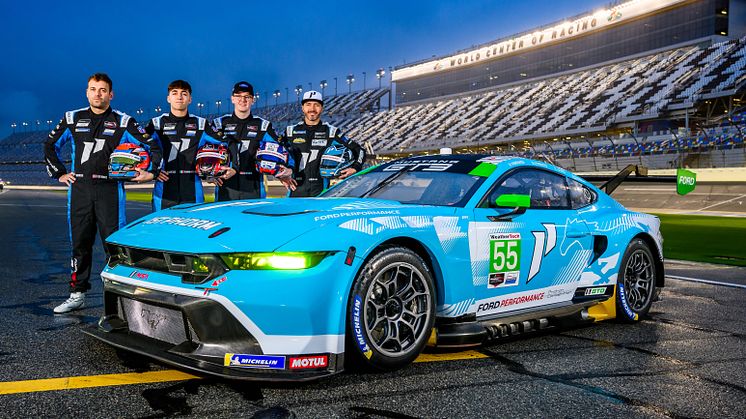 NORSK FORD-DEBUT: Dennis Olsen, nummer to fra høyre, sammen med resten av teamet som skal konkurrere med Mustang GT3 i 24-timers løpet på Daytona i helgen.