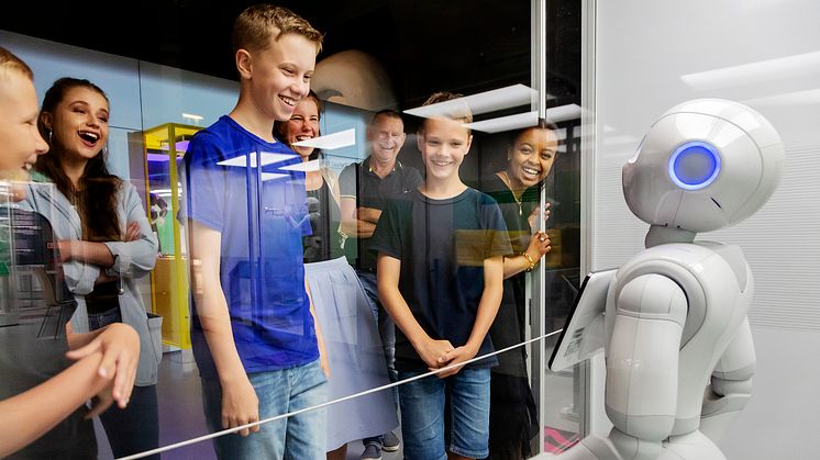 Robotar fascinerar de allra flesta – här ber humanoiden Pepper om en kamratlig "fist bump".