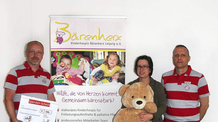 Jürgen Stolze, Kerstin Stadler und Mario Guske während der Spendenübergabe im Kinderhospiz Bärenherz
