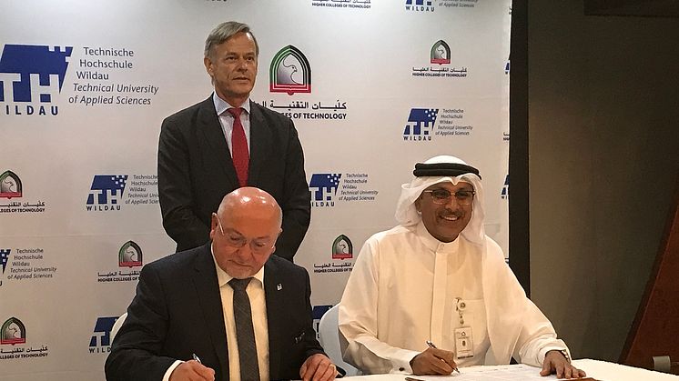 Im Beisein des deutschen Botschafters in den Vereinigten Arabischen Emiraten, Götz Lingenthal, unterzeichneten TH-Präsident Prof. Dr. László Ungvári und HCT-Vizekanzler Dr. Abdullatif Al Shamsi die Vereinbarung.
