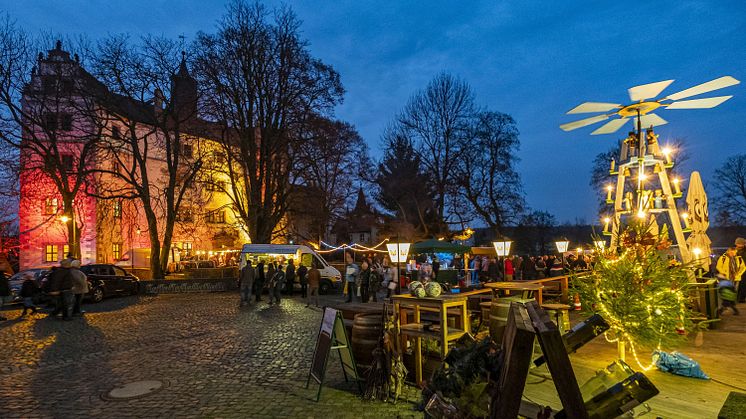 Der Weihnachtsmarkt findet im besonderen Ambiente vom Schlosshof statt - Foto: Ronald Till
