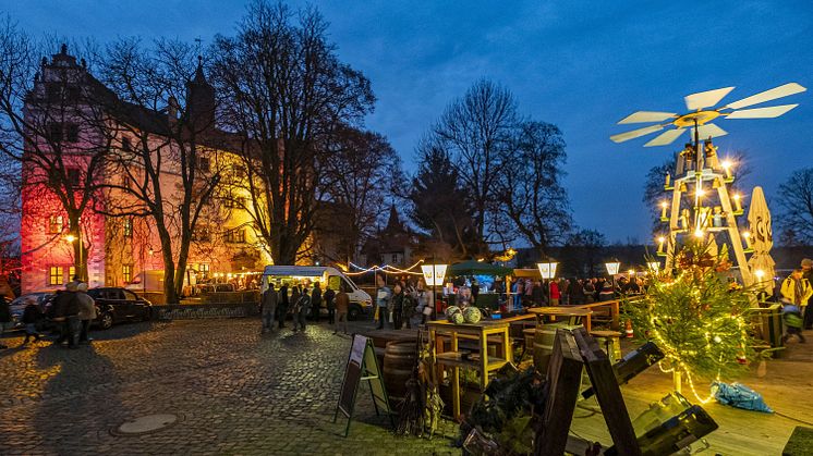 Der Weihnachtsmarkt findet im besonderen Ambiente vom Schlosshof statt - Foto: Ronald Till