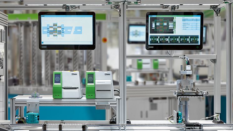 Industry 4.0: Multi-touchscreen assistant for ease of operation