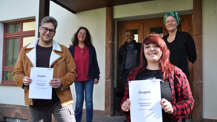 Fröhliche Gesichter bei der Zeugnisübergabe (von links, vorne) Jonathan Lohr und Larissa Decher, dahinter (von links) Lisa Franz, Philippe Crosnier de Bellaistre und Ulrike Würzberg von der Hephata-Akademie für soziale Berufe.