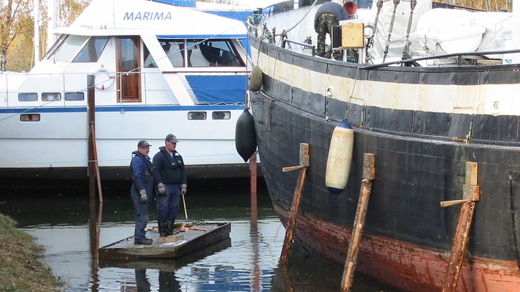 Utdockningen ur Göta kanals torrdockor är ett säkert vårtecken. 