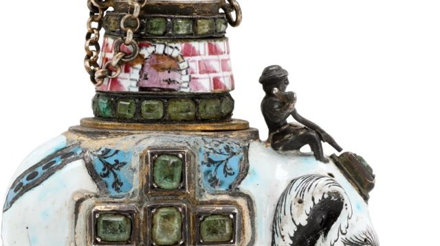 Elefantordenen, samtidig, privatfremstillet miniature i 18 kt. guld, smykket med rosenslebne diamanterElefantordenen, samtidig kopi af det officielle ordenstegn, sølv og emalje, cf. LS Fig. 61