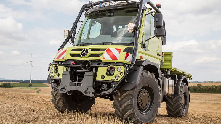 Med störtbåge och lägre hastighet förvandlas Unimog från lastbil till traktor.