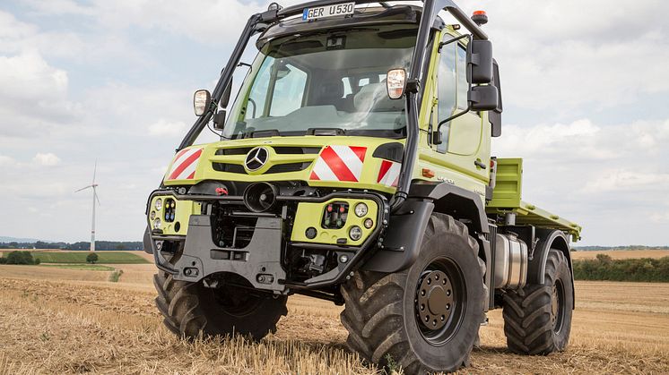 Med störtbåge och lägre hastighet förvandlas Unimog från lastbil till traktor.