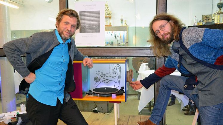 Robert Dvorak und Lukas Walter von "Lukas&Robertson" präsentieren ihren Musikschrank "Von Gramofon" für die Designers' Open