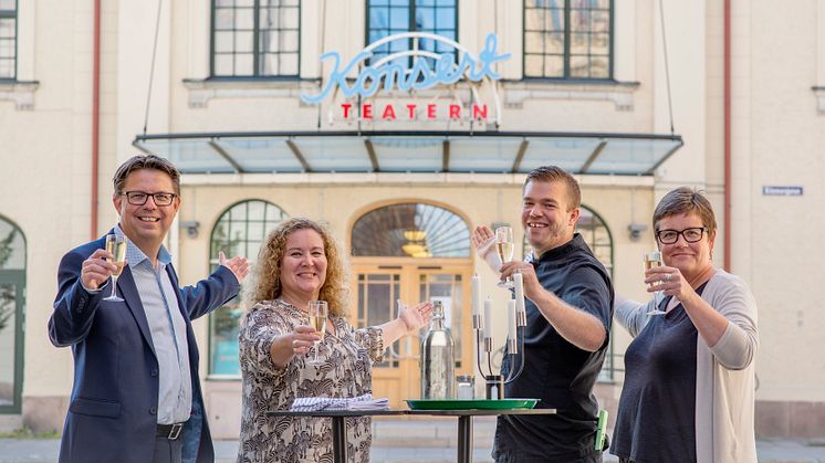 Restaurangen Foajén står för maten till Teater Västernorrlands Mat&Teater i Sundsvall. Joakim Granqvist, Teater Västernorrland, Karin Norberg, Teater Västernorrland, Marcus Hjort, Foajén, och Carin Sjödin, Teater Västernorrland, hälsar välkomna.