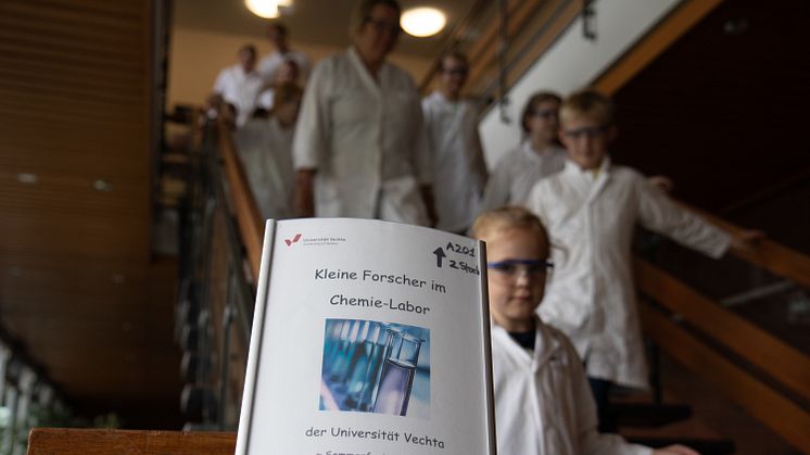 Chemie-Experimente beeindrucken Kinder an der Universität Vechta in den Sommerferien 2024