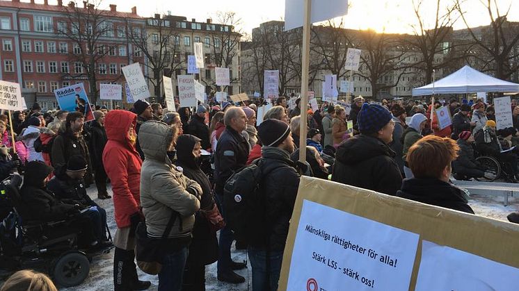 Demonstranter på Rädda LSS-manifestation i Stockholm 3 december 2016