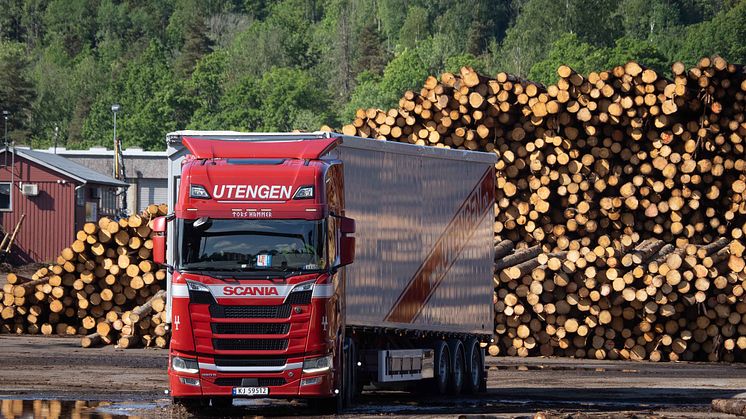 100 ÅR: Utengen Transport fra Lier er 100 år i år. Det skal markeres med stor kolonne lørdag 8 juni med alle selskapets 50 lastebiler. Foto: Utengen Transport.