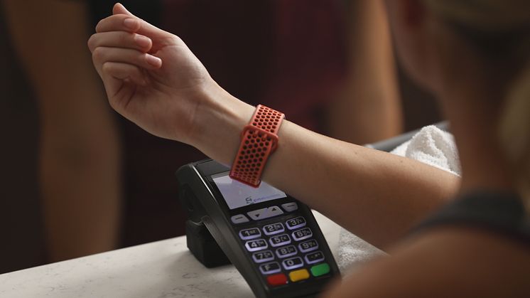 Visa bringt kontaktloses Bezahlen mit Fitbit Pay TM nach Deutschland