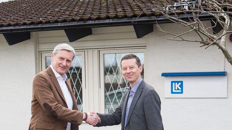 CEO Magnus Eriksson welcomes André Zimmerman (to the right of the picture) as the operative manager of LK Armatur Deutschland GmbH.