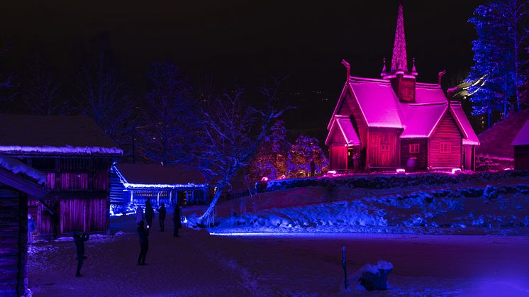 Garmo stavkirke lyssatt under forestillingen LJOS på Maihaugen