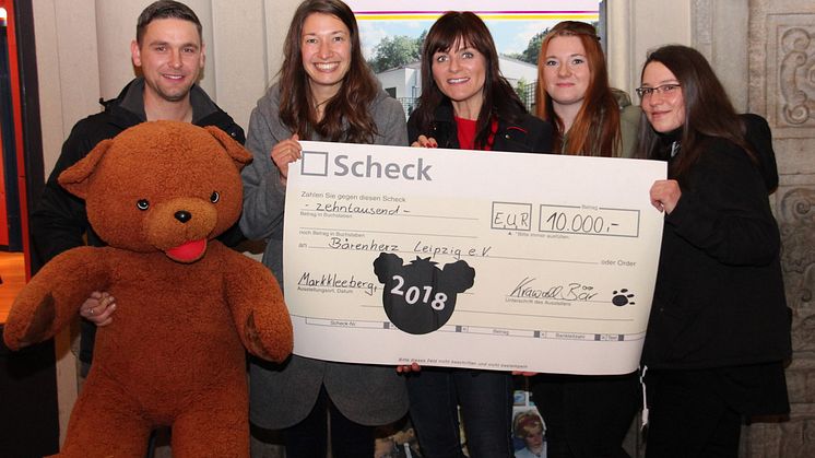 Das Team der T-Shirt-Aktion übergab in diesem Jahr 10.000 Euro an den Verein Kinderhospiz Bärenherz Leipzig